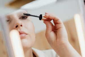 Applying Lash Cosmetic Vibely Mascara